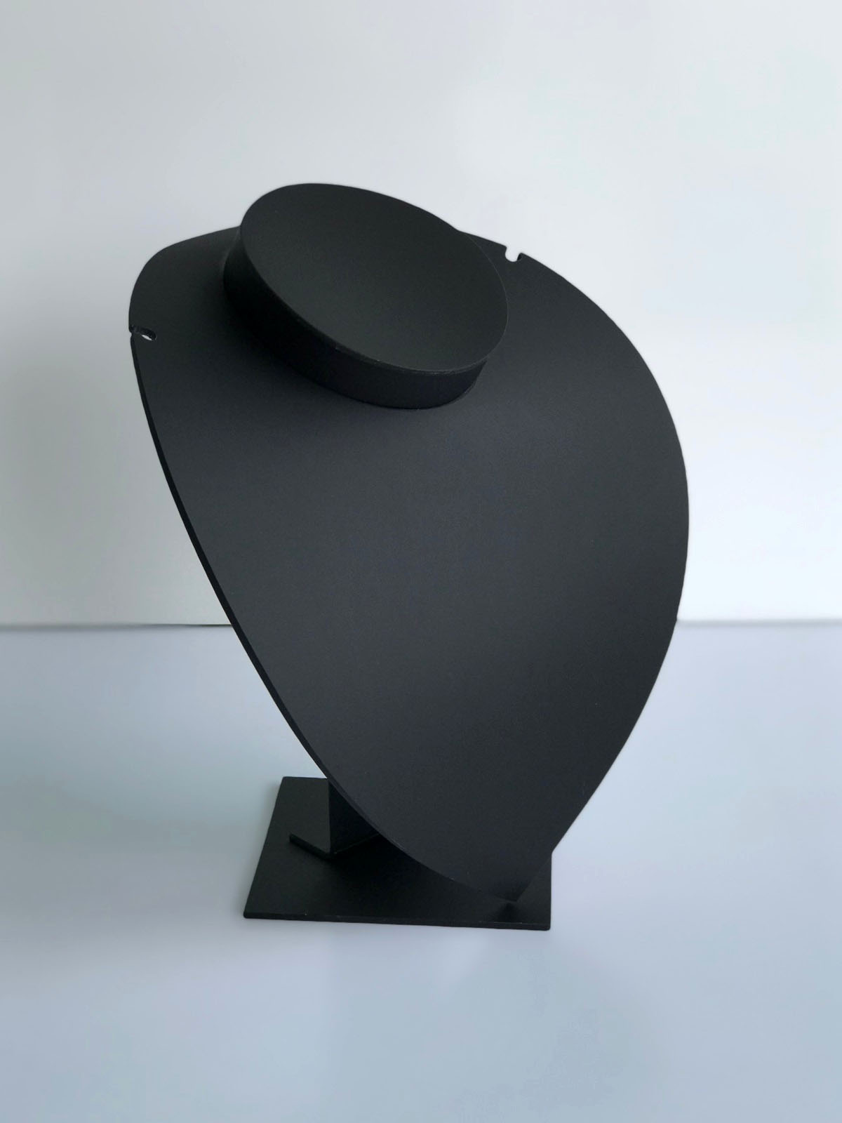 Expositor_Busto_MAN_Preto_de_Lado